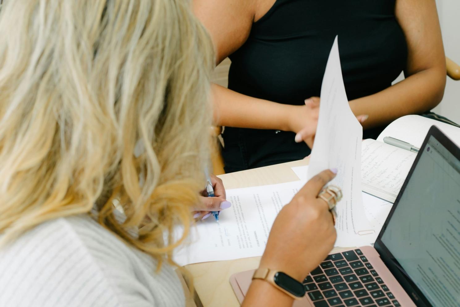 Especialista revisando documentos financieros y estrategias de recuperación