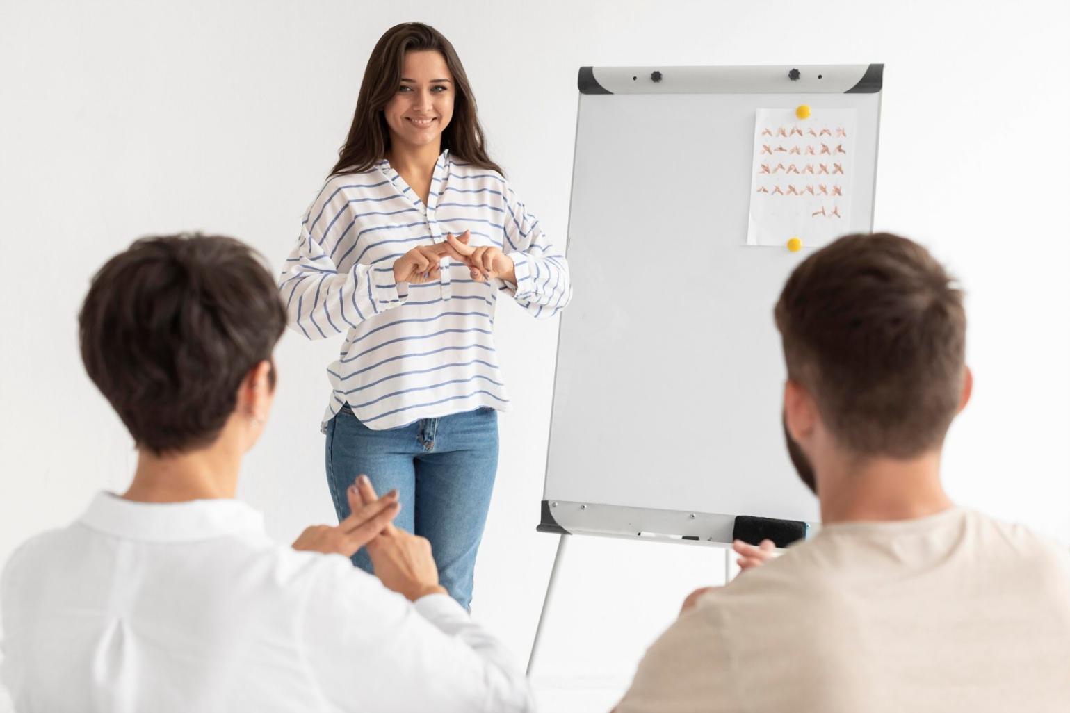 Consultor financiero trabajando con documentos y calculadora en escritorio moderno