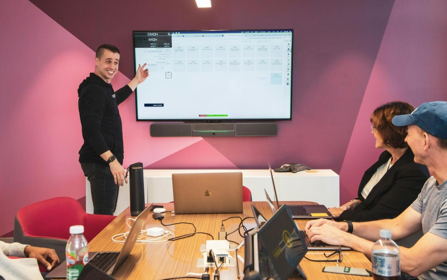 Equipo de krelvionaza trabajando en estrategias de recuperación financiera